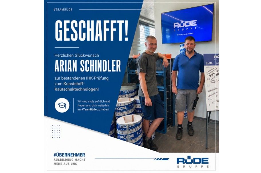 Azubi Arian Schindler steht zusammen mit seinem Ausbilder Martin Eckert im Empfangsbereich der Rüde Gruppe. Beide sind stolz über die erfolgreich abgeschlossene Ausbildung als Kunststoff- und Kautschuktechnologe.