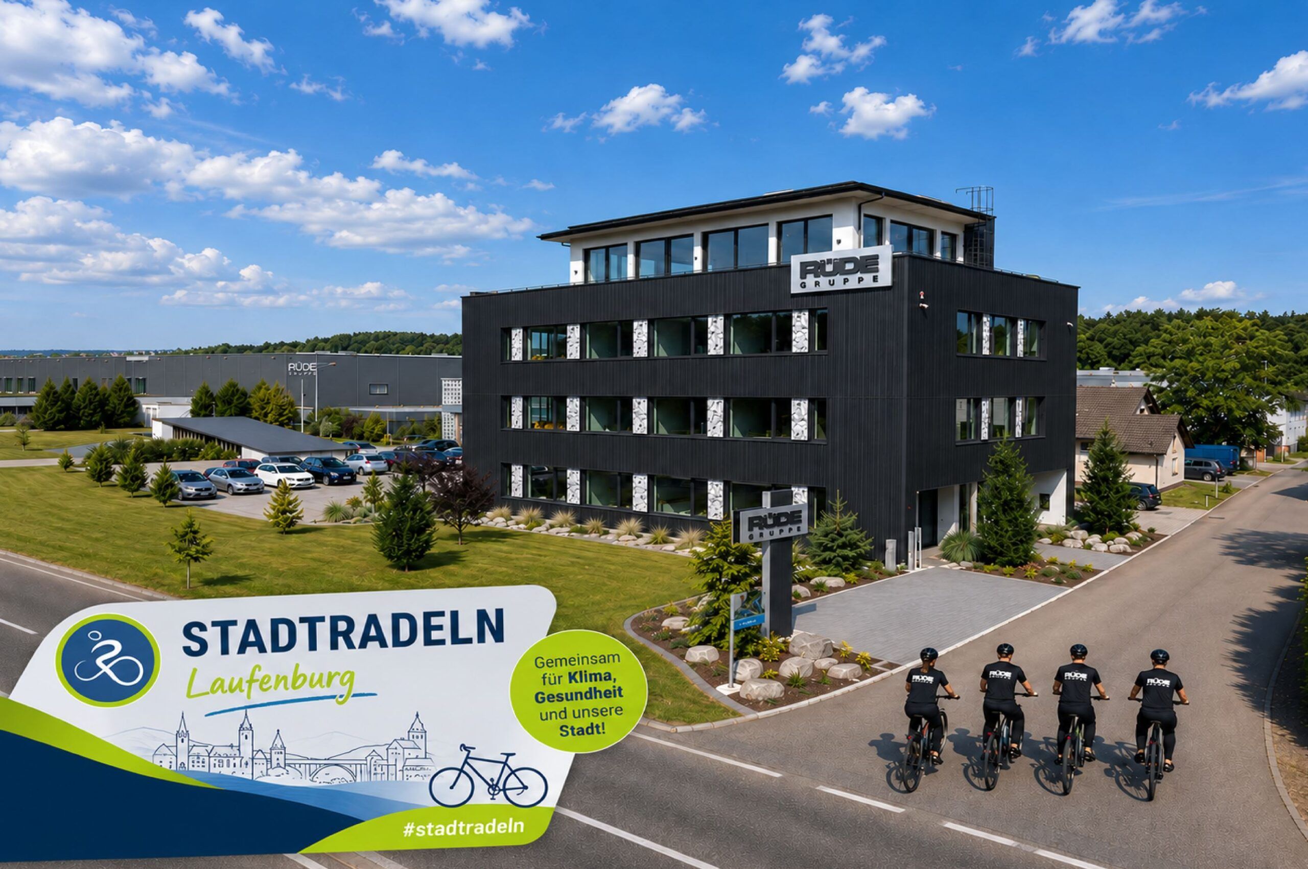 Team Rüde vor dem Verwaltungsgebäude auf Fahrrädern