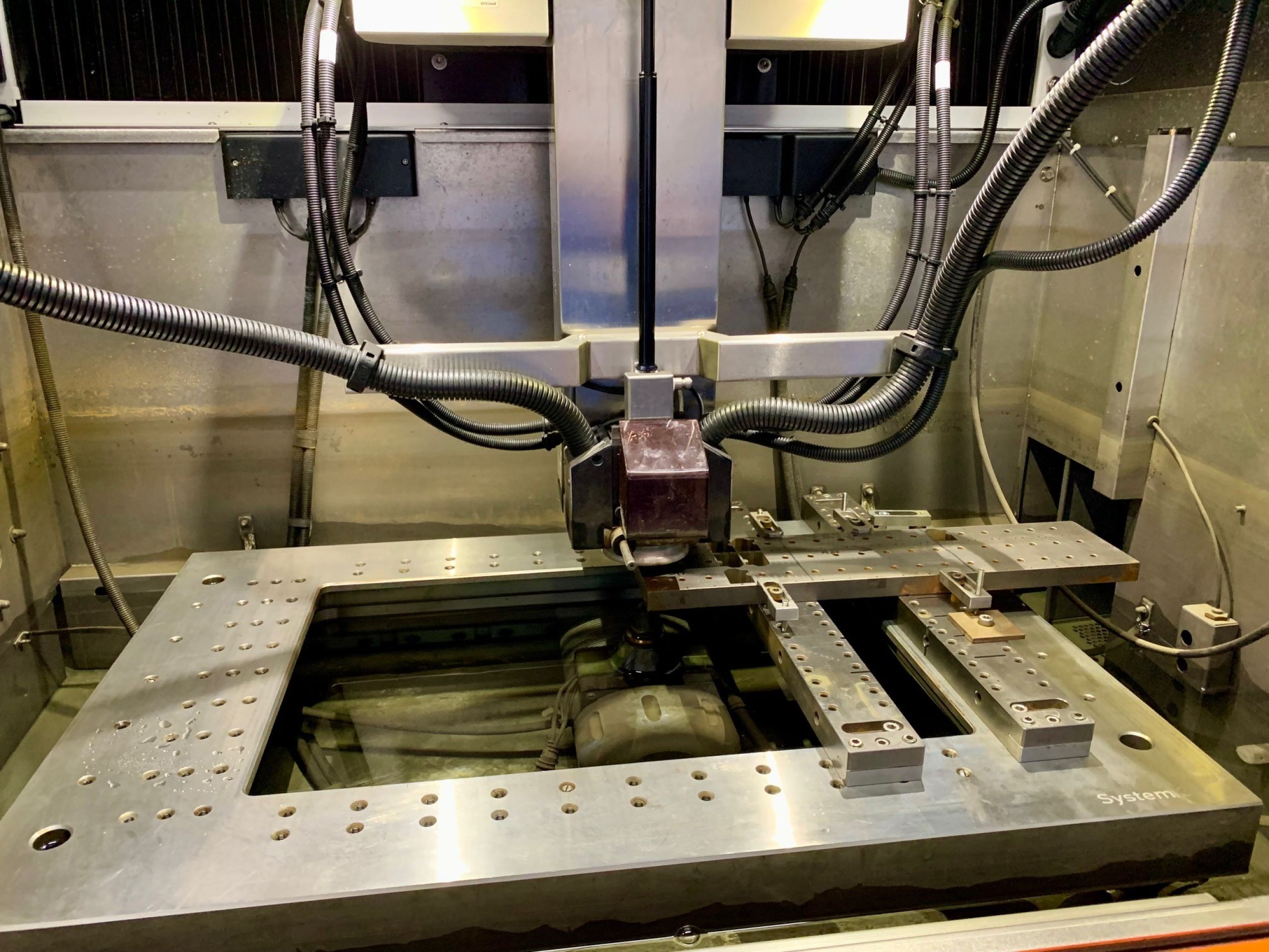 Drahterodiermaschine mit eingespanntem Werkstück