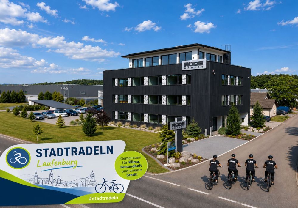 Team Rüde vor dem Verwaltungsgebäude auf Fahrrädern