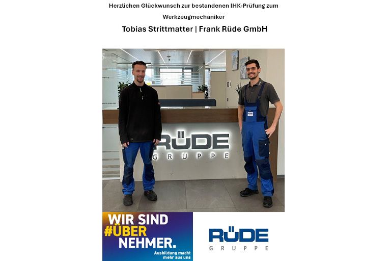 Ausbilder und Auszubildender stehen gemeinsam am Empfangstresen der Rüde Gruppe und freuen sich über die erfolgreich bestandene Ausbildung