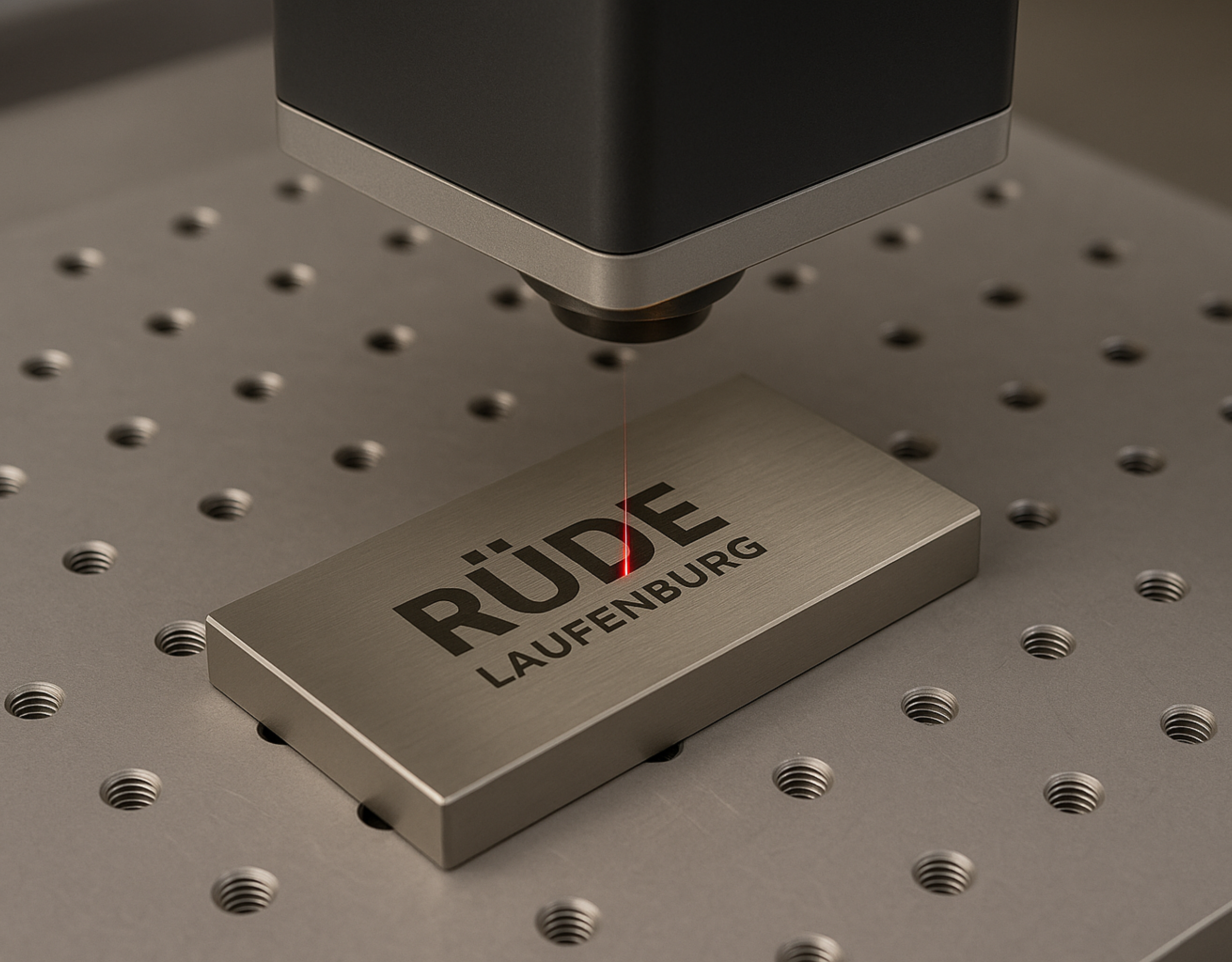 Lasermarkiermaschine beschriftet ein Werkstück mit dem Rüde Logo