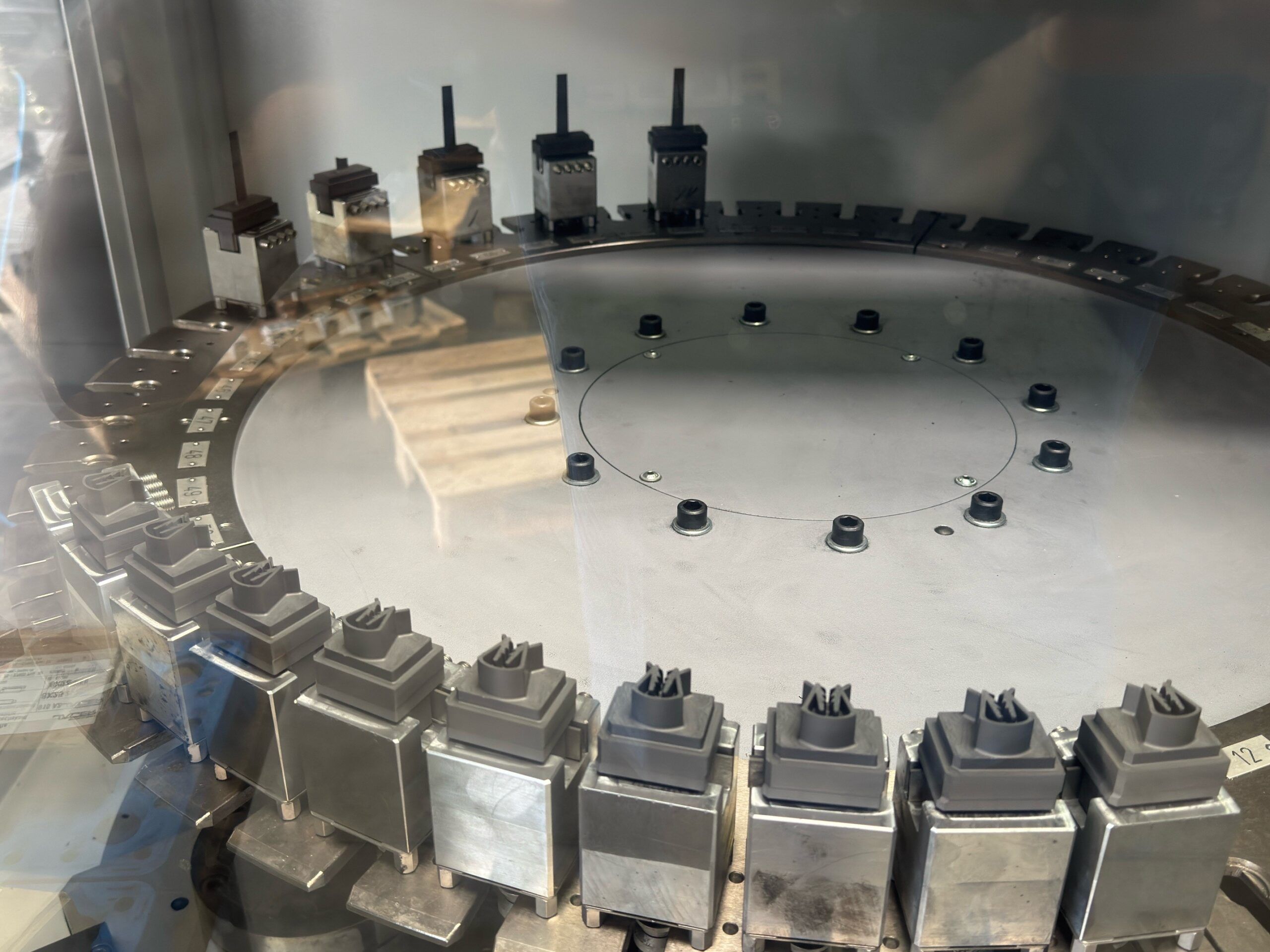 CNC-Rundtisch mit eingespannten Graphitelektroden zur präzisen Bearbeitung in der Elektrodenherstellung