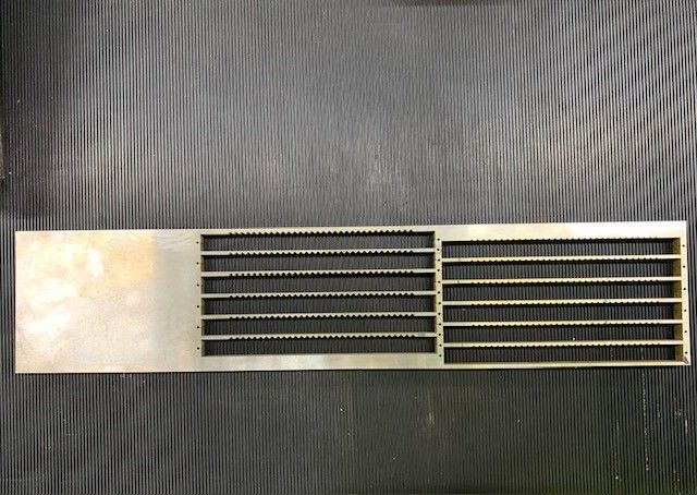 Bauteil mit zahlreichen fein bearbeiteten Schlitzen und Durchbrüchen, gefertigt mittels Erodierverfahren.