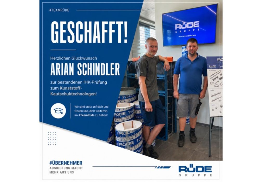 Azubi Arian Schindler steht zusammen mit seinem Ausbilder Martin Eckert im Empfangsbereich der Rüde Gruppe. Beide sind stolz über die erfolgreich abgeschlossene Ausbildung als Kunststoff- und Kautschuktechnologe.